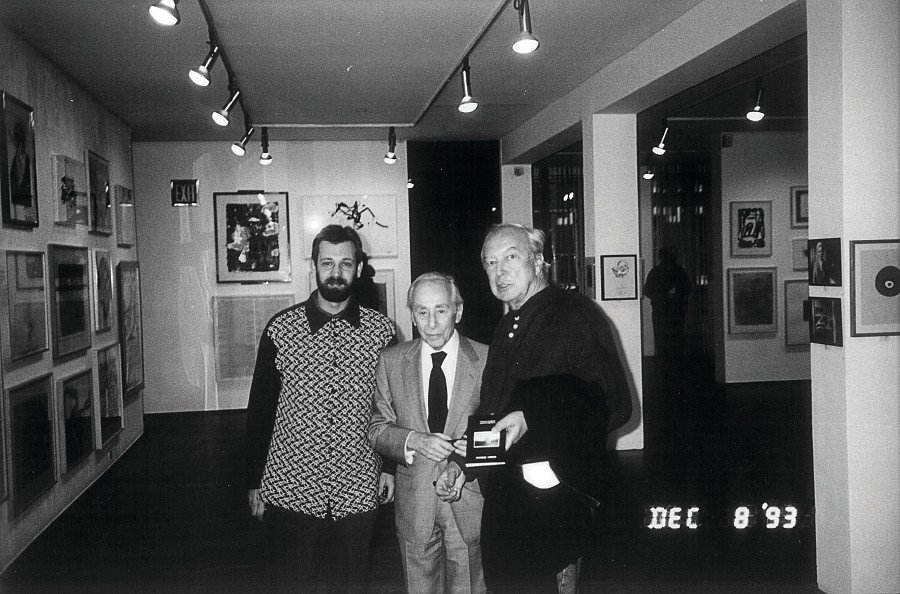 Marino_Cettina__prvi_s_lijeva___Leo_Castelli_i_Jasper_Johns_u_galeriji_Leo_Castelli__New_York__1993..jpg